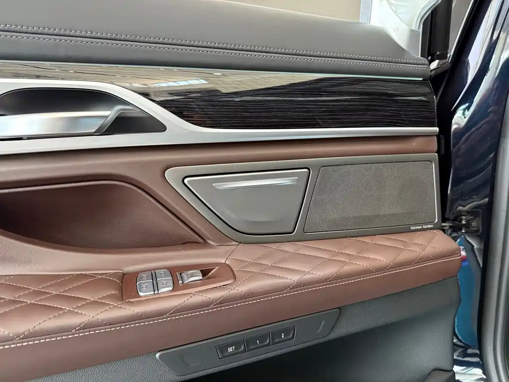 BMW 7 Series — миниатюра 14