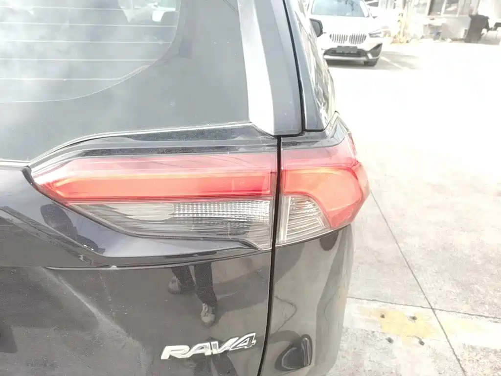 Toyota RAV4 — миниатюра 8