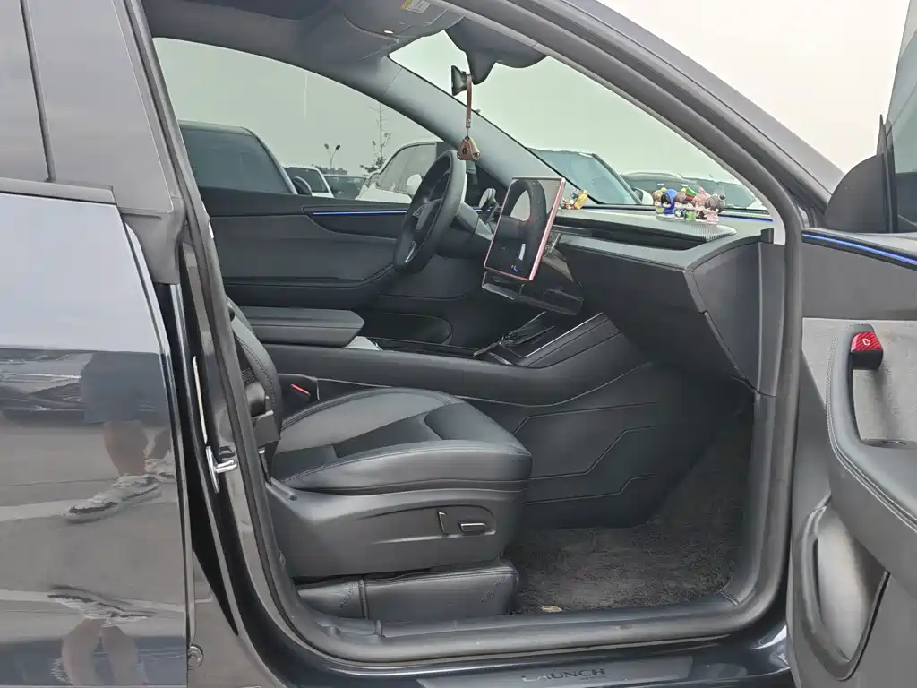 Tesla Model Y — миниатюра 16