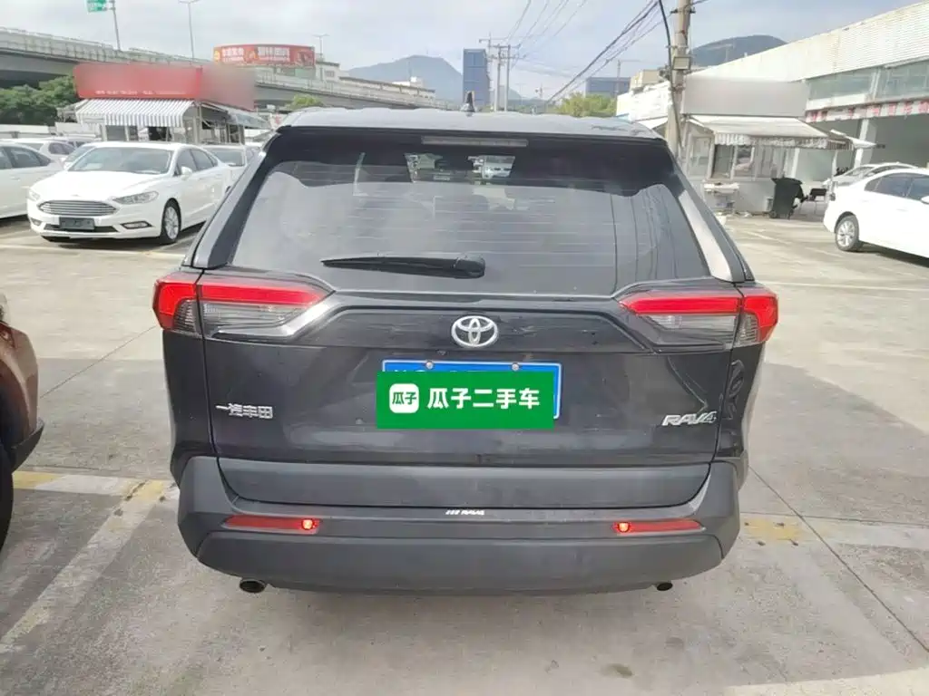 Toyota RAV4 — миниатюра 6