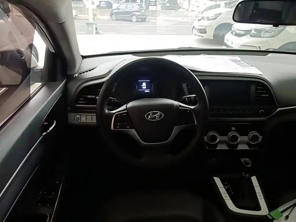 Hyundai Elantra — миниатюра 11