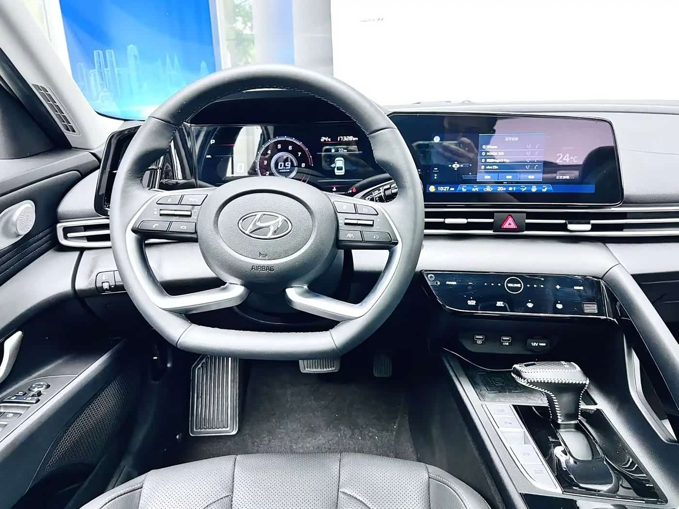 Hyundai Elantra 1.5 л 2023 г. Белый, пробег 17000 км