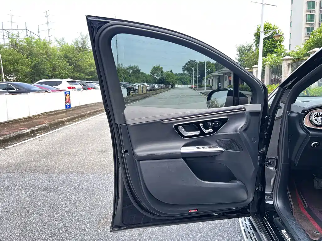 Mercedes-Benz EQE SUV — миниатюра 10