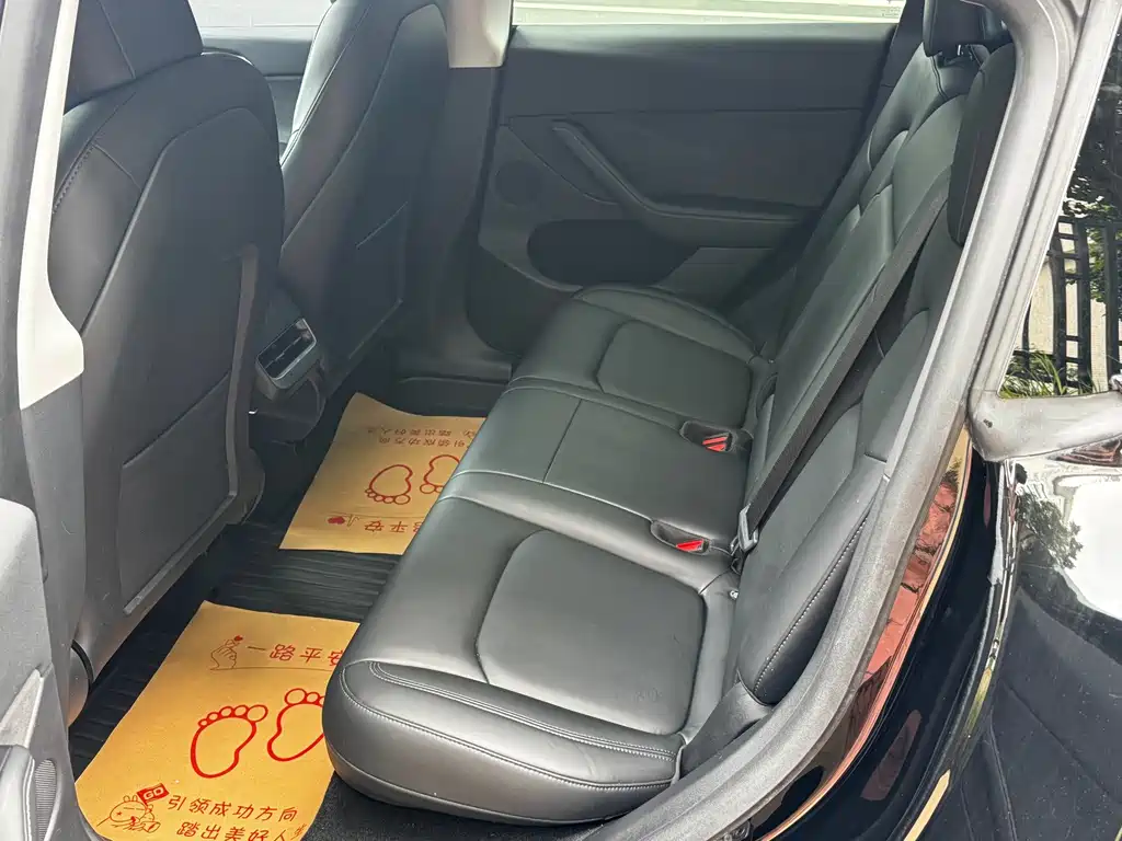 Tesla Model Y — миниатюра 8