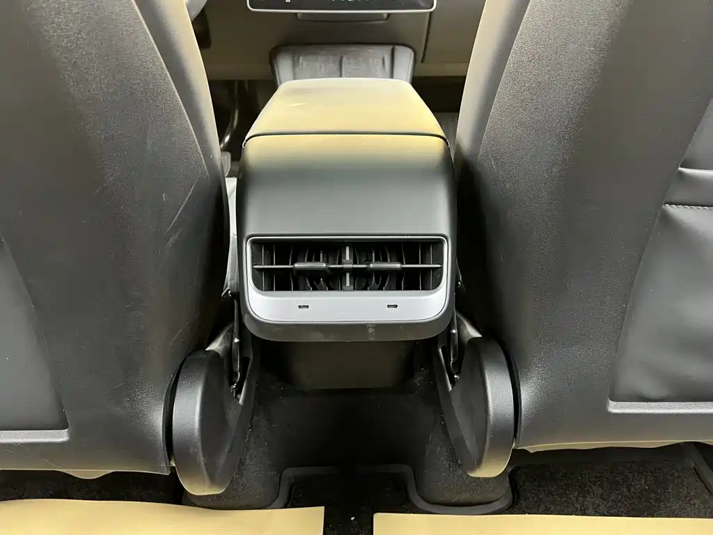 Tesla Model Y — миниатюра 21