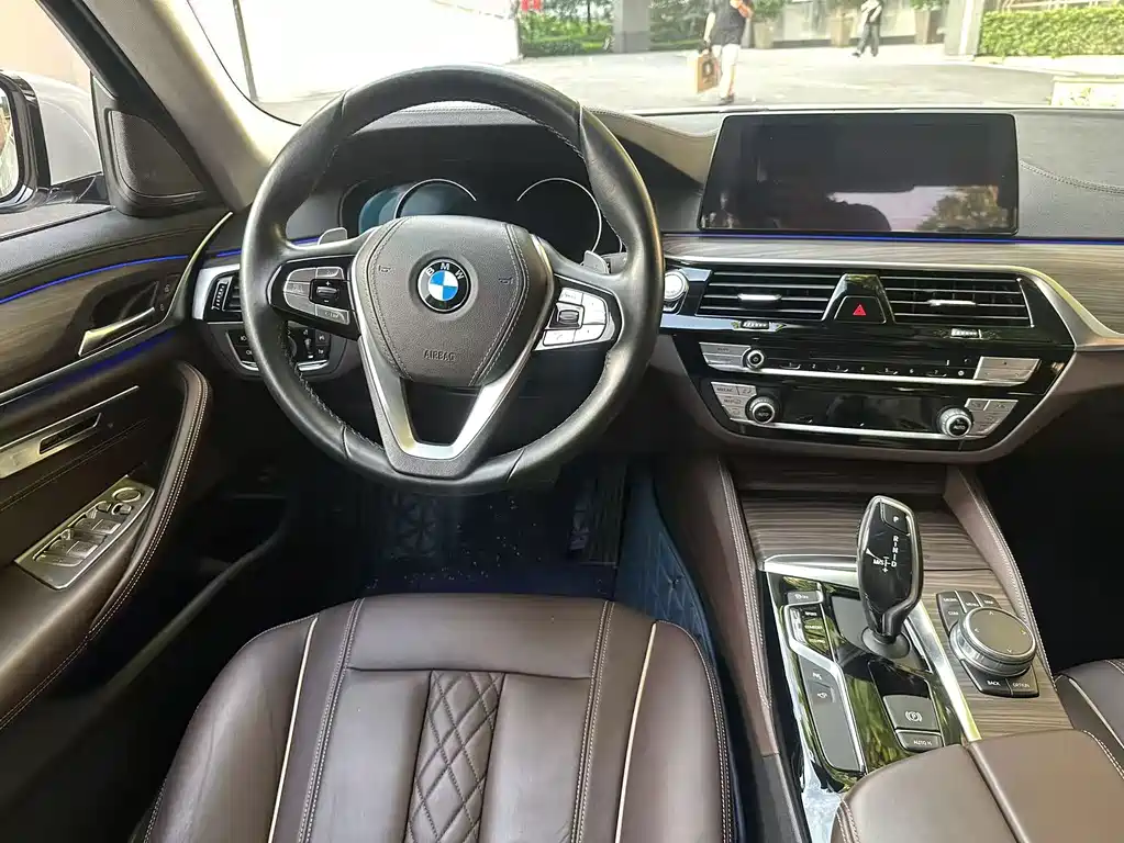 BMW 5 Series — миниатюра 13