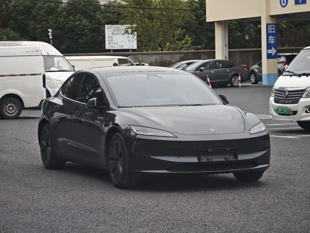 Tesla Model 3 — миниатюра 3