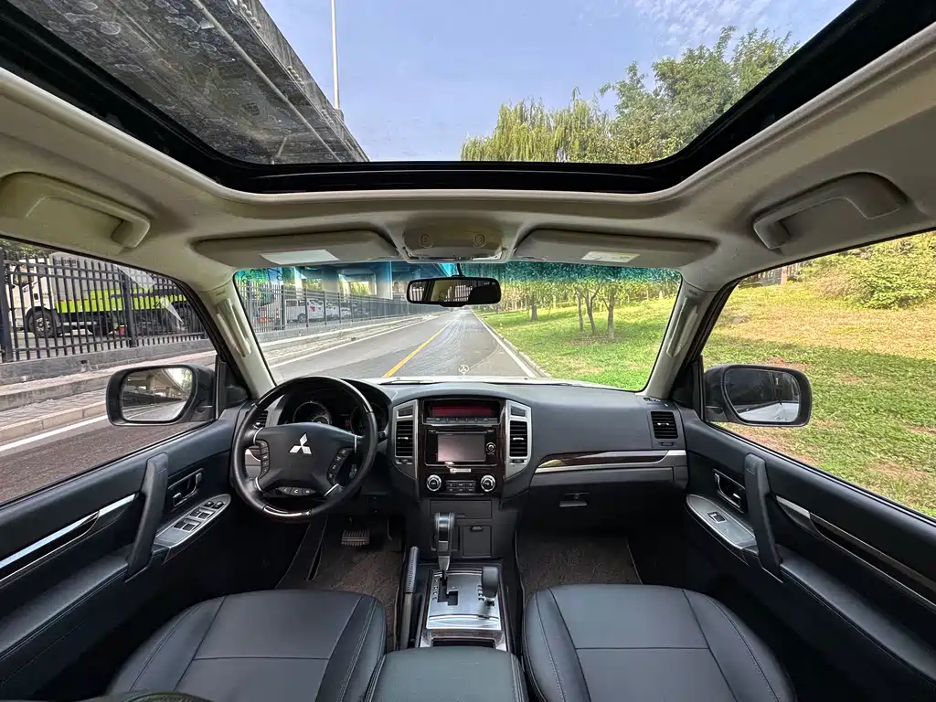 Mitsubishi Pajero (Import) — миниатюра 19