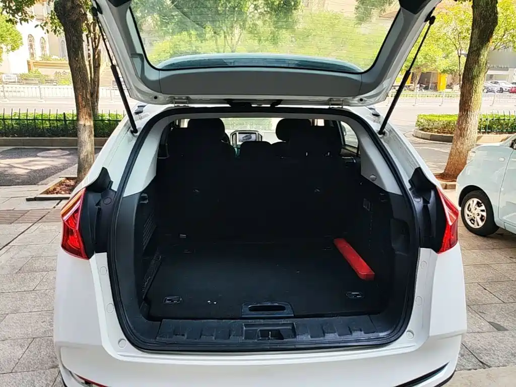 Luxgen U6 — миниатюра 19