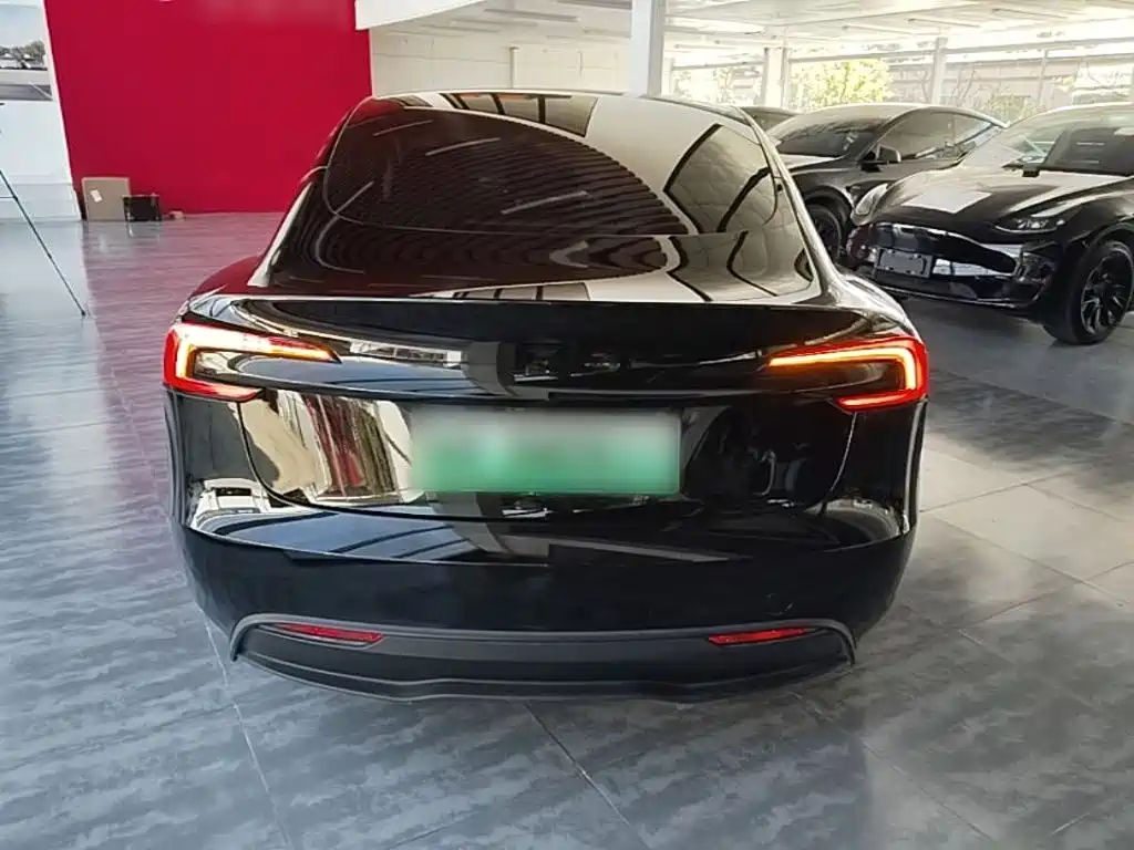 Tesla Model 3 — миниатюра 6