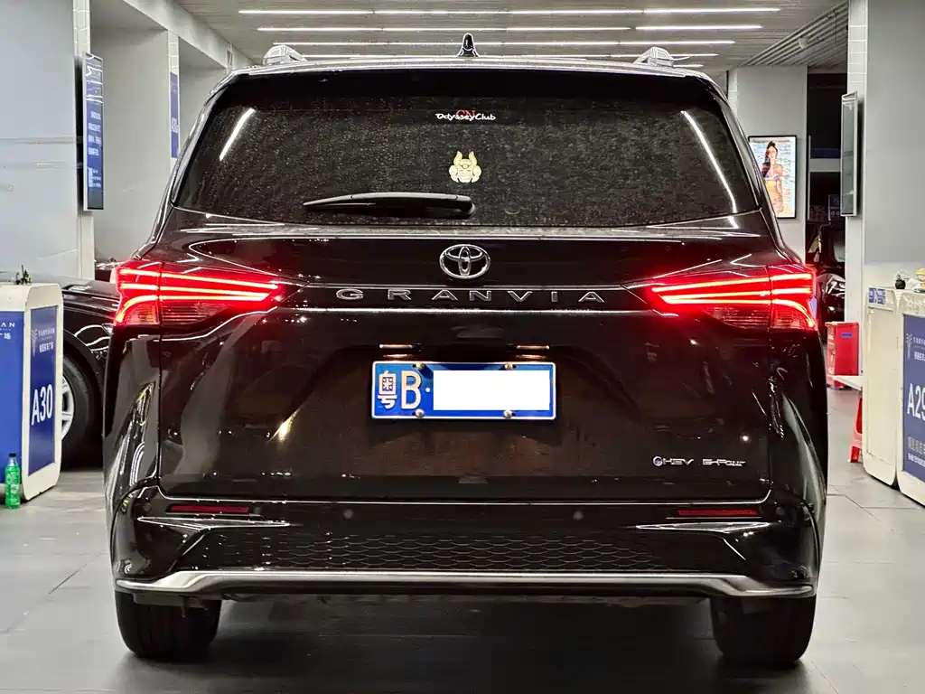 Toyota Granvia — миниатюра 3