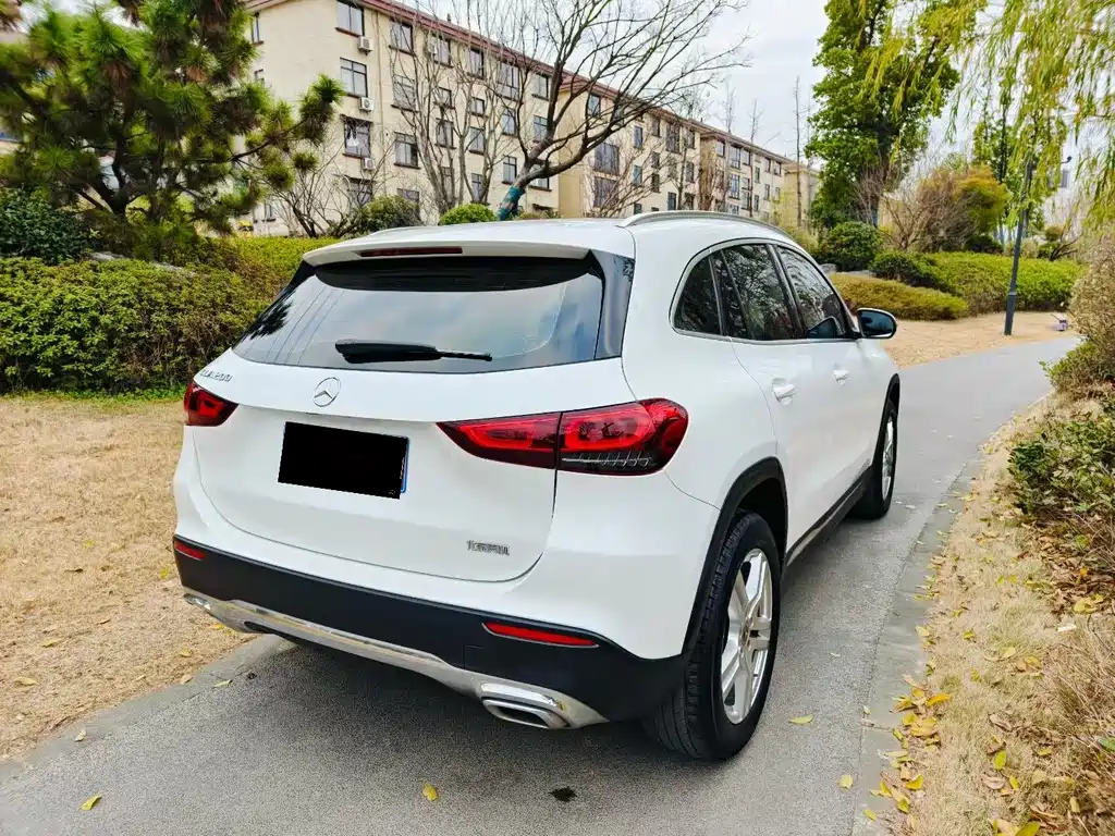 MERCEDES-BENZ GLA