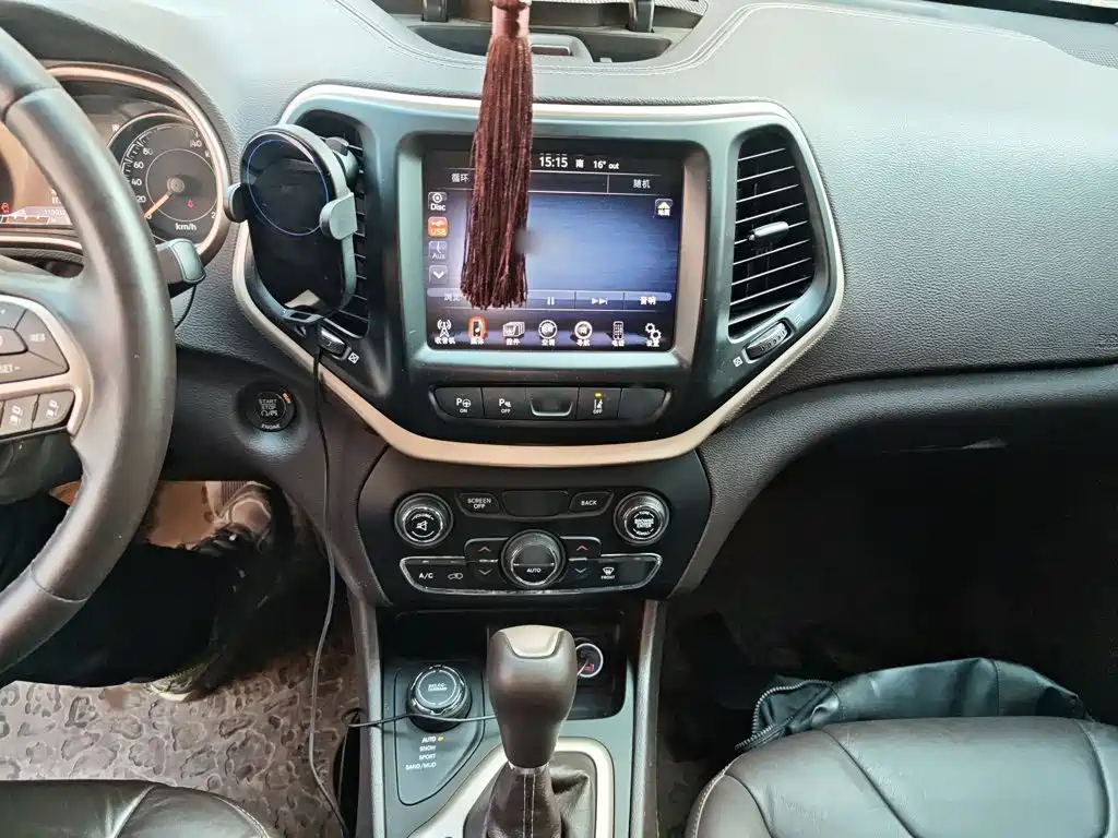 Jeep Cherokee (Import) — миниатюра 6