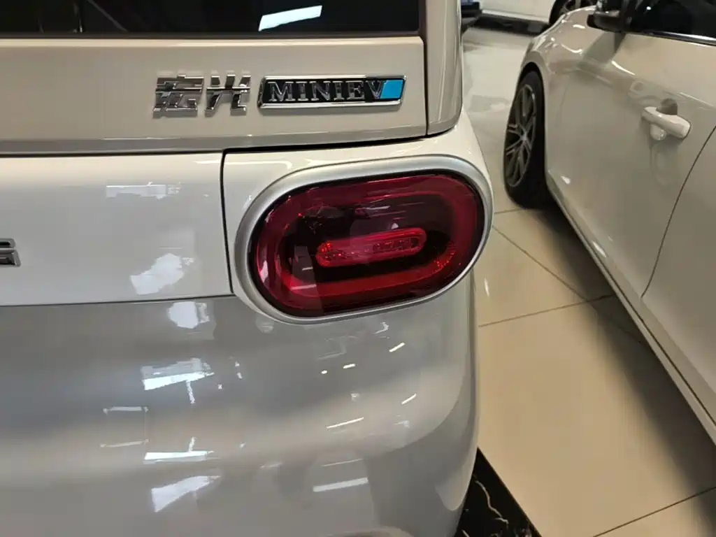 Wuling MINIEV — миниатюра 8