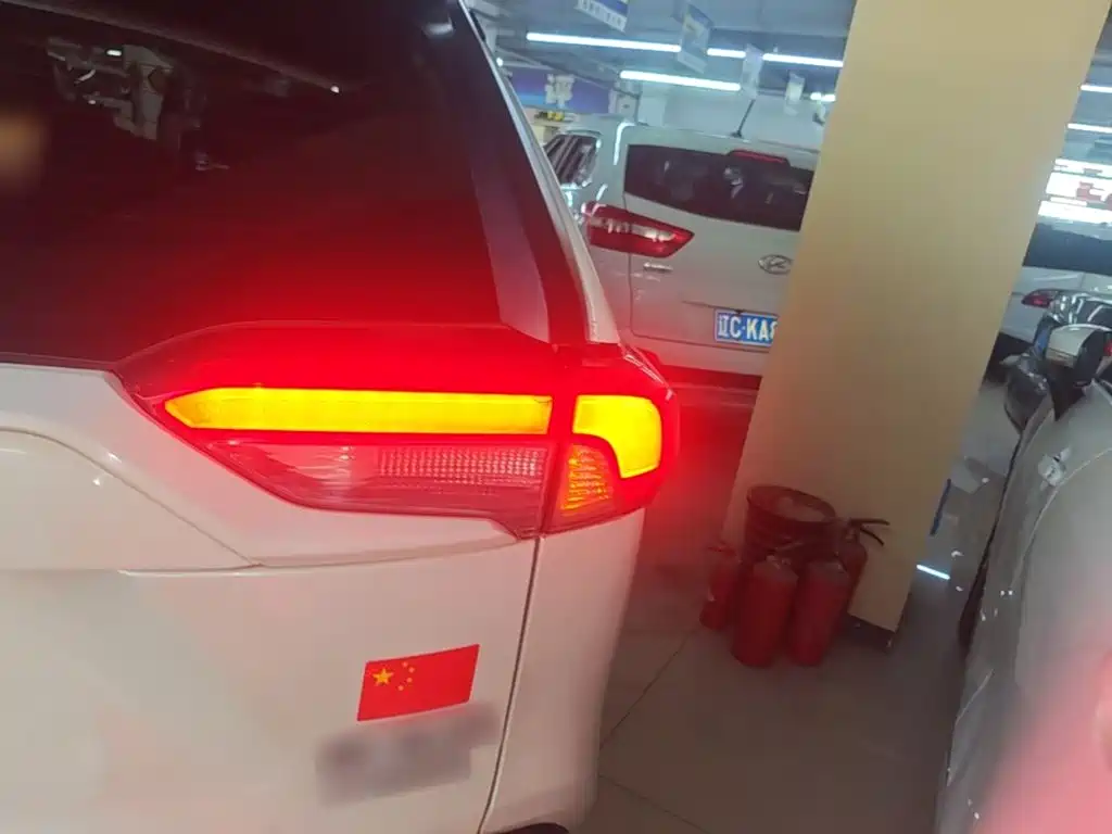Toyota RAV4 — миниатюра 8