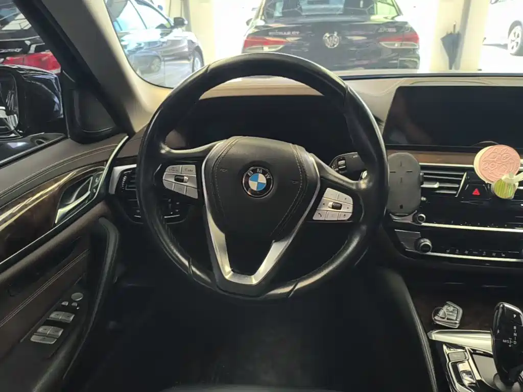 BMW 5 Series — миниатюра 11