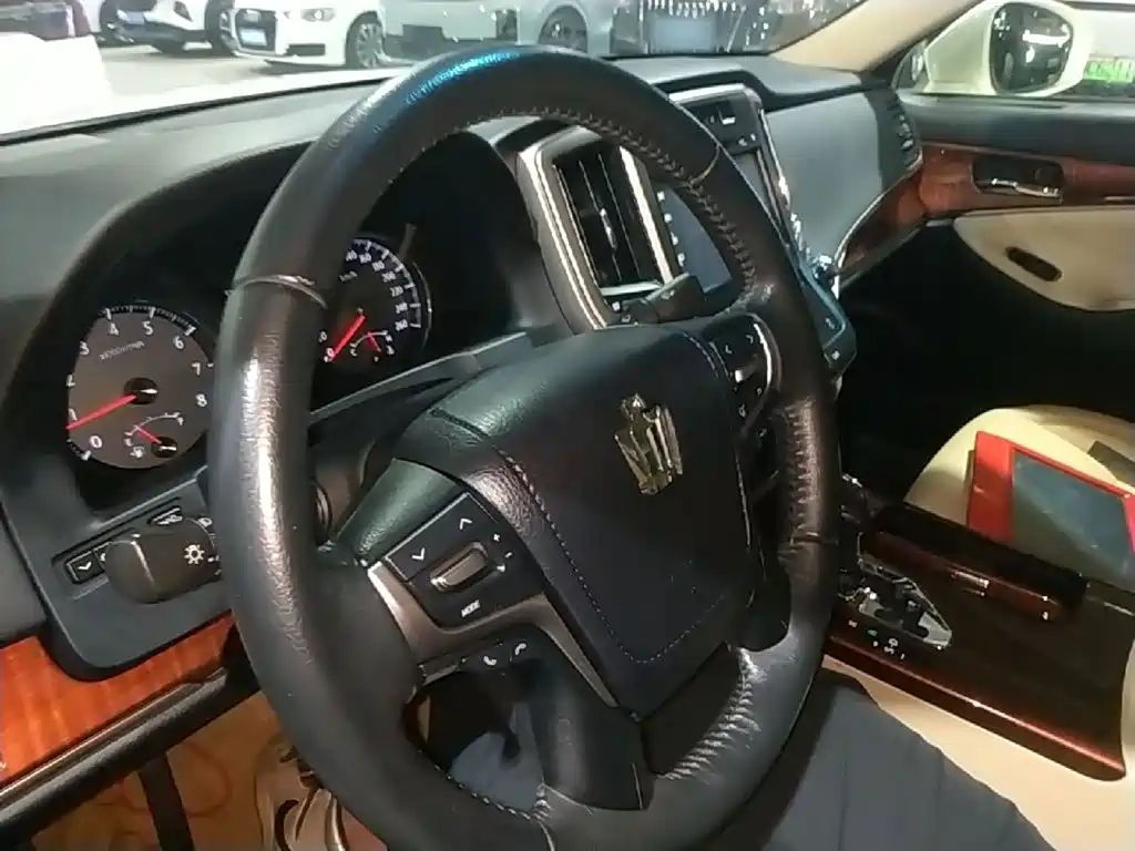Toyota Crown — миниатюра 10