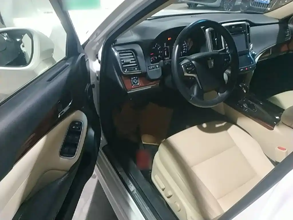 Toyota Crown — миниатюра 16