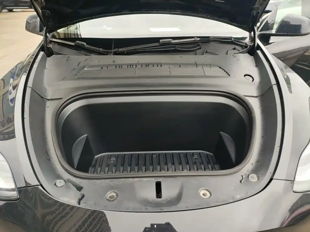 Tesla Model Y — миниатюра 20