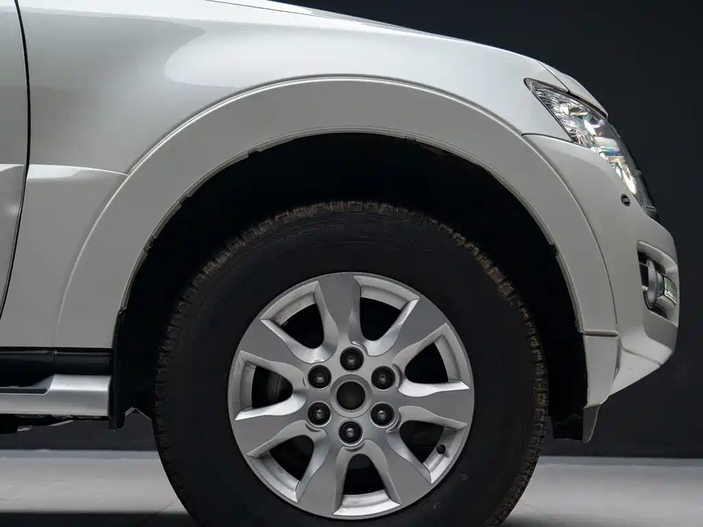 Mitsubishi Pajero (Import) — миниатюра 13