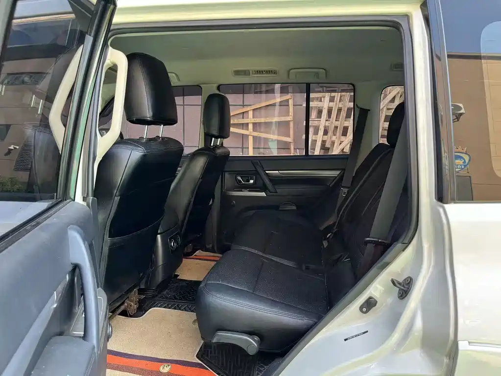 Mitsubishi Pajero (Import) — миниатюра 6