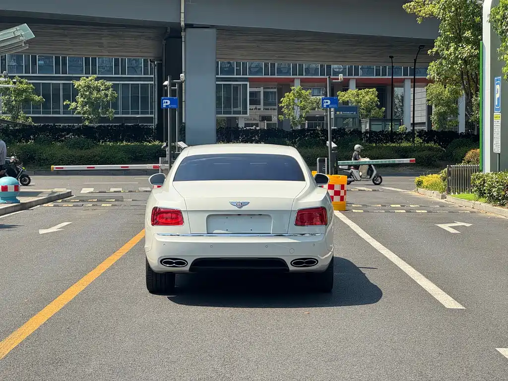 Bentley Flying Spur — миниатюра 6