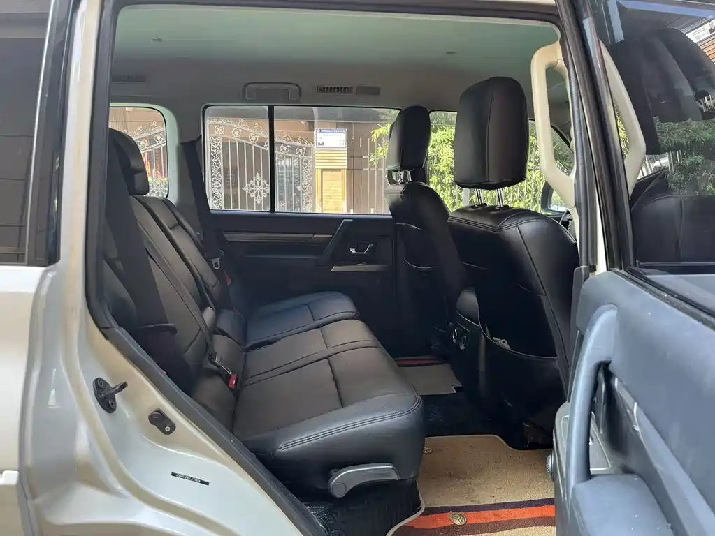 Mitsubishi Pajero (Import) — миниатюра 8