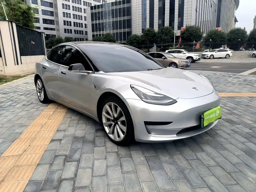 Tesla Model 3 — миниатюра 4