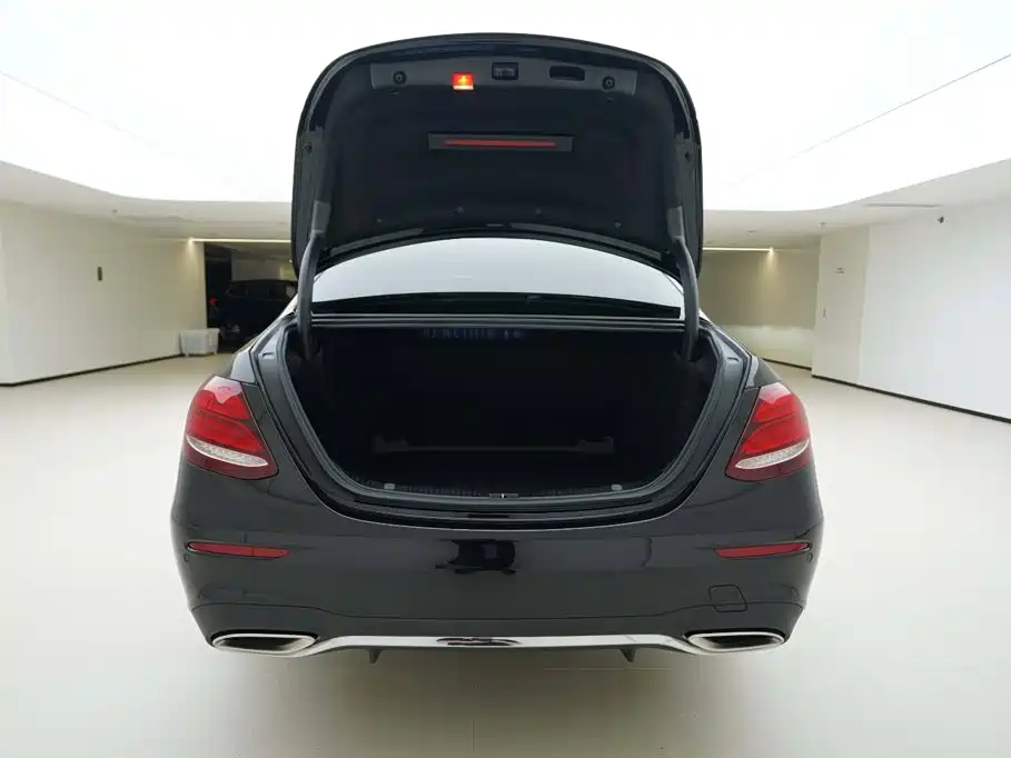 Mercedes-Benz E-Class — миниатюра 5