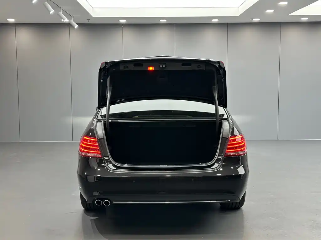 Mercedes-Benz E-Class — миниатюра 28