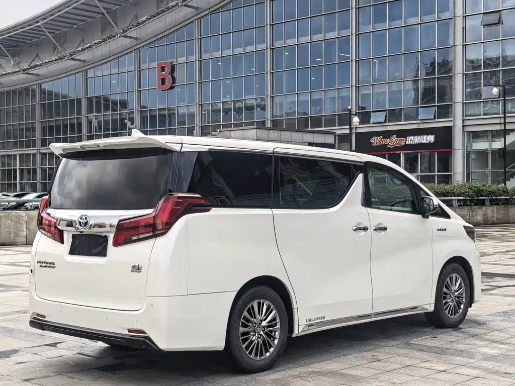 Toyota Alphard — миниатюра 6