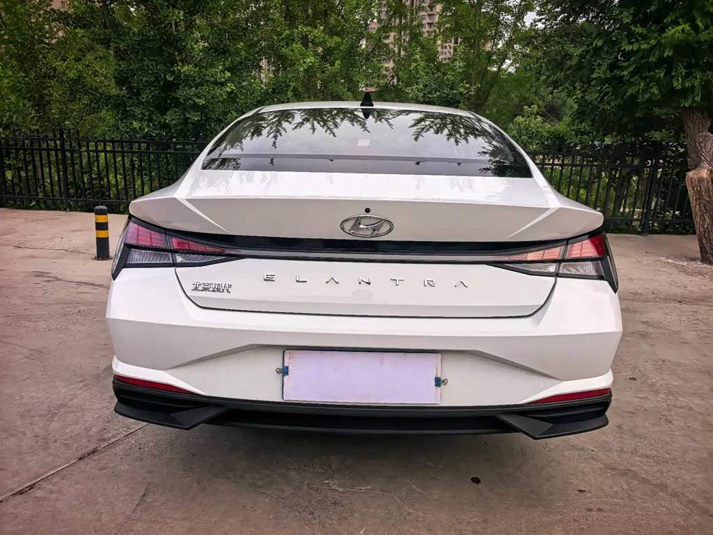 Hyundai Elantra 1.5 л 2023 г. Белый, пробег 40000 км