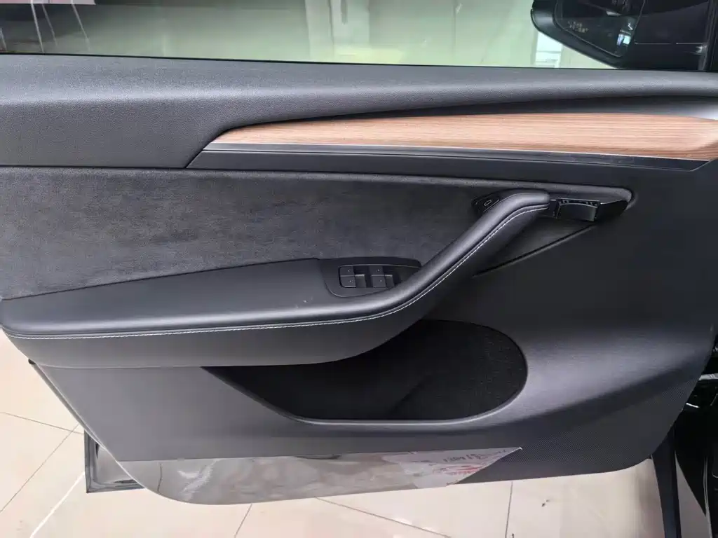 Tesla Model Y — миниатюра 18