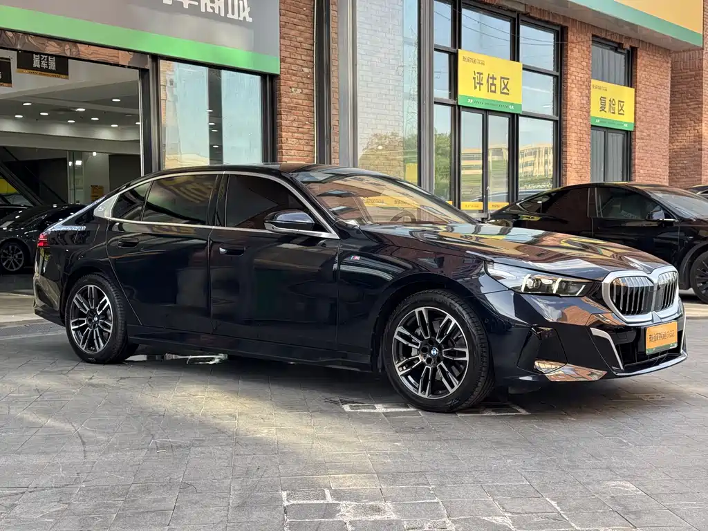 BMW 5 Series — миниатюра 3