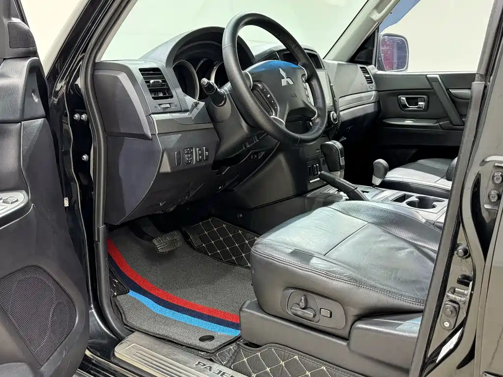 Mitsubishi Pajero (Import) — миниатюра 5