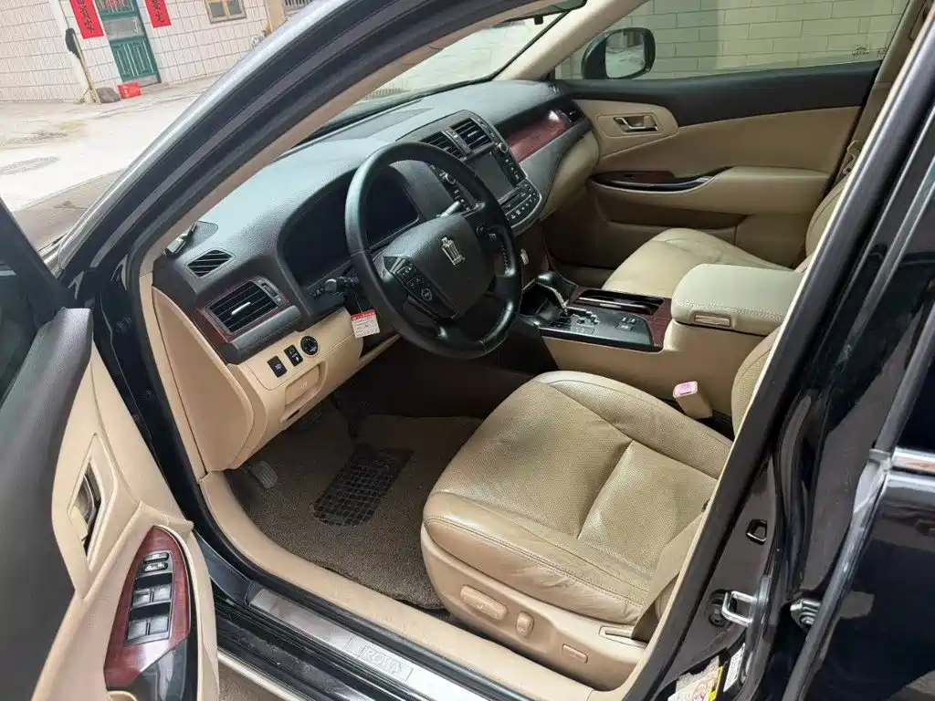 Toyota Crown — миниатюра 7
