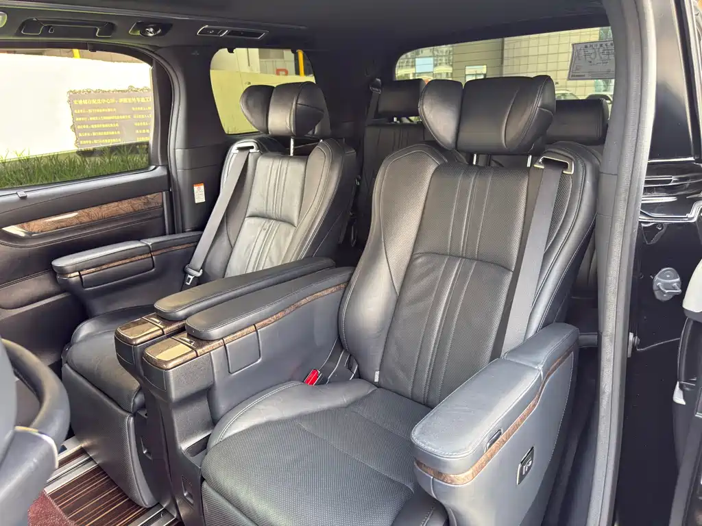 Toyota Alphard — миниатюра 6