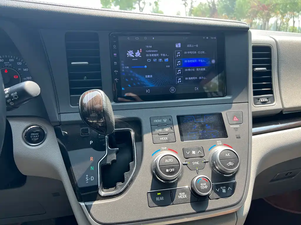 Toyota Sienna — миниатюра 13