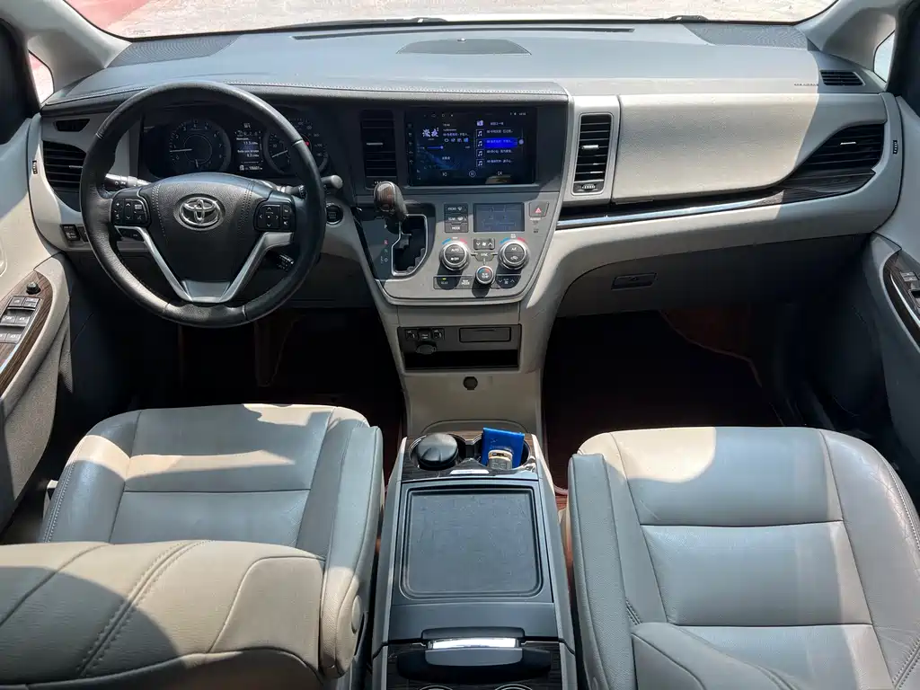 Toyota Sienna — миниатюра 12