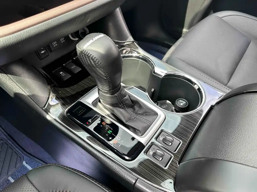 Toyota Highlander 2021 2.0T Luxury 7 мест