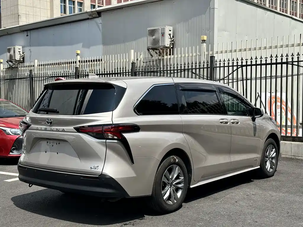 Toyota Sienna — миниатюра 4