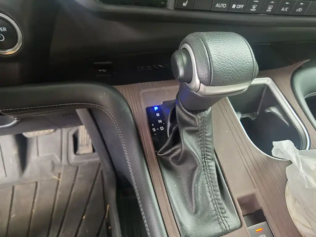 Toyota Granvia — миниатюра 10