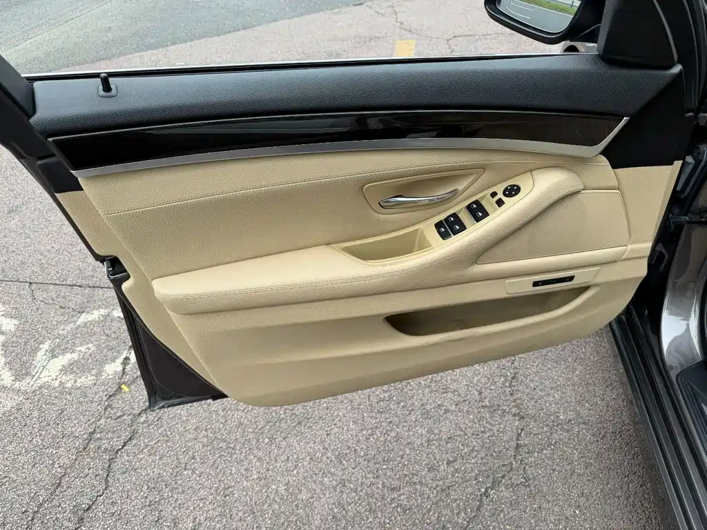 BMW 5 Series — миниатюра 6