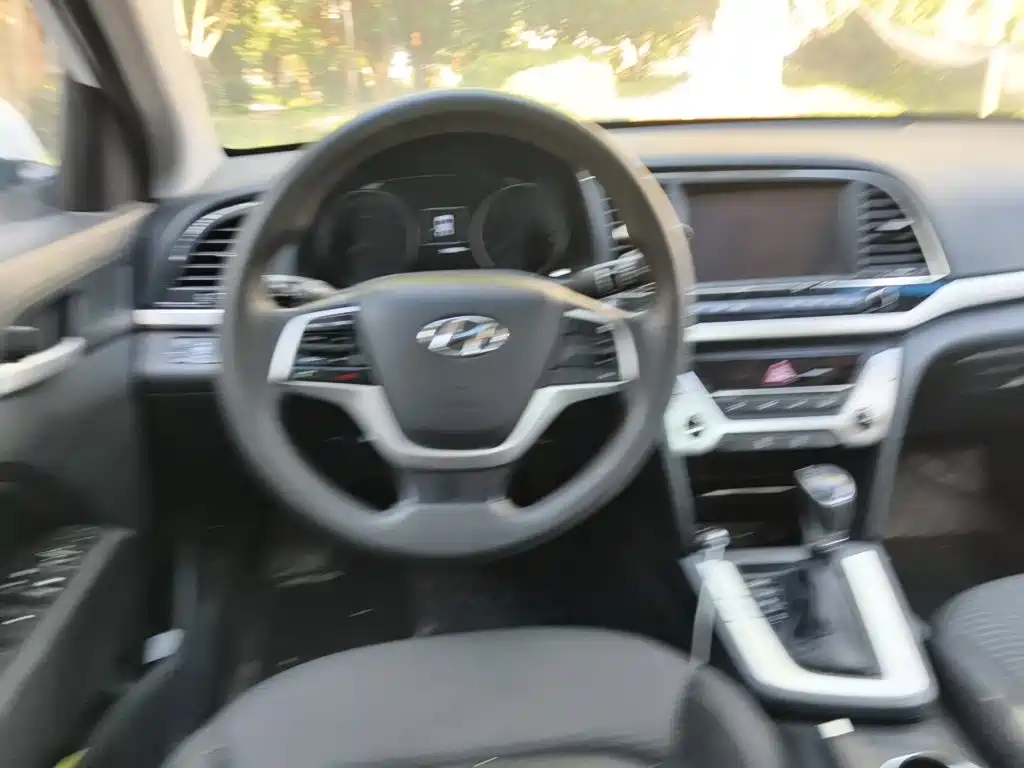 Hyundai Elantra — миниатюра 7