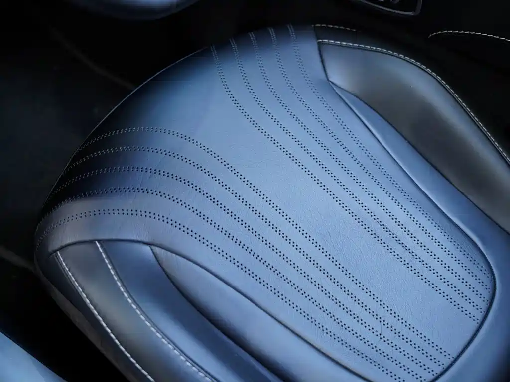 Aston Martin DB11 — миниатюра 21