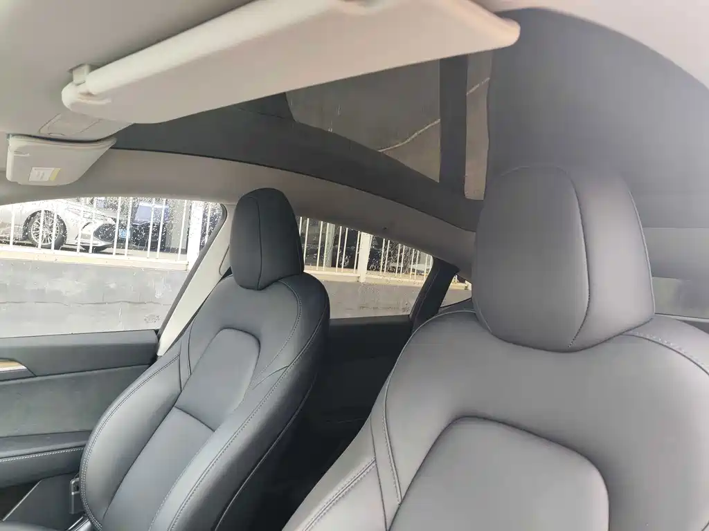 Tesla Model Y — миниатюра 8