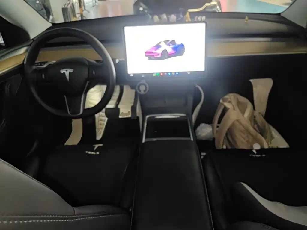Tesla Model Y — миниатюра 10