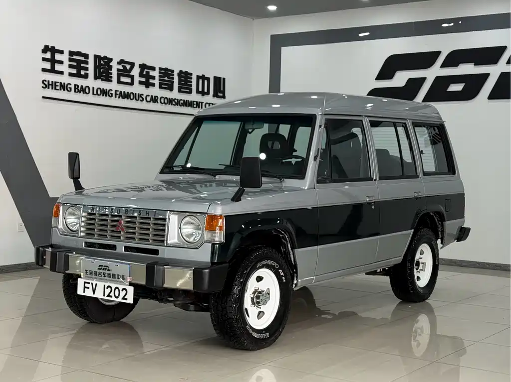 Mitsubishi Pajero (Import) 2001