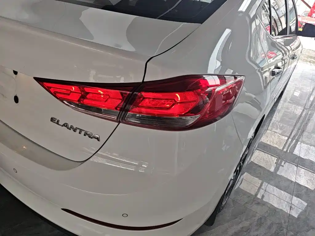 Hyundai Elantra — миниатюра 8