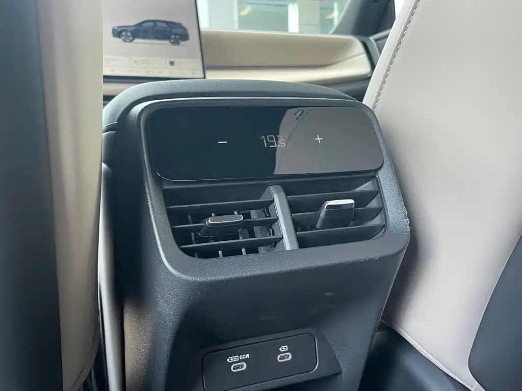 Volvo XC70 PHEV — миниатюра 14